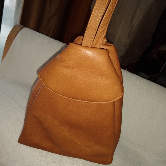 Quality leather backpack. main image 7